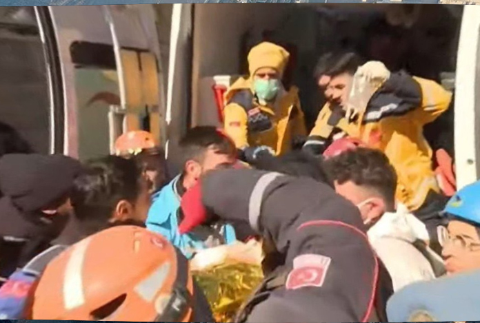 248. saatte mucize: Genç kız enkazdan sağ çıkarıldı