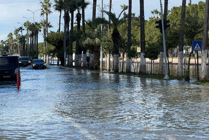 Hatay’da deprem sonrası deniz taştı