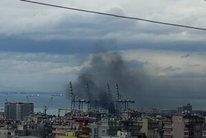 Depremin ardından İskenderun limanında yangın çıktı