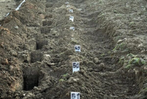 Enkazın altında can verenlere numaralı defin