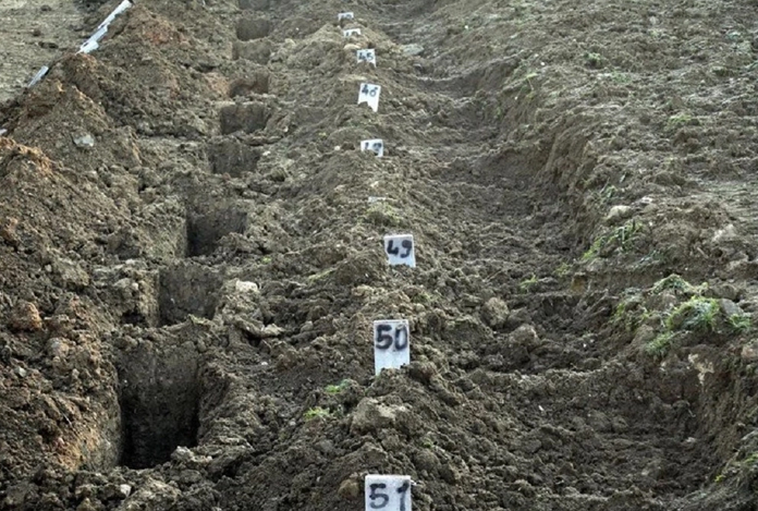 Enkazın altında can verenlere numaralı defin