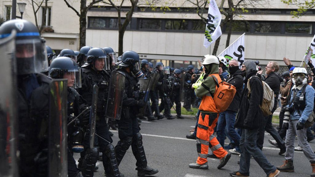 Fransa’da protestolara yol açan emeklilik reformu yasalaştı