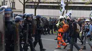 Fransa’da protestolara yol açan emeklilik reformu yasalaştı