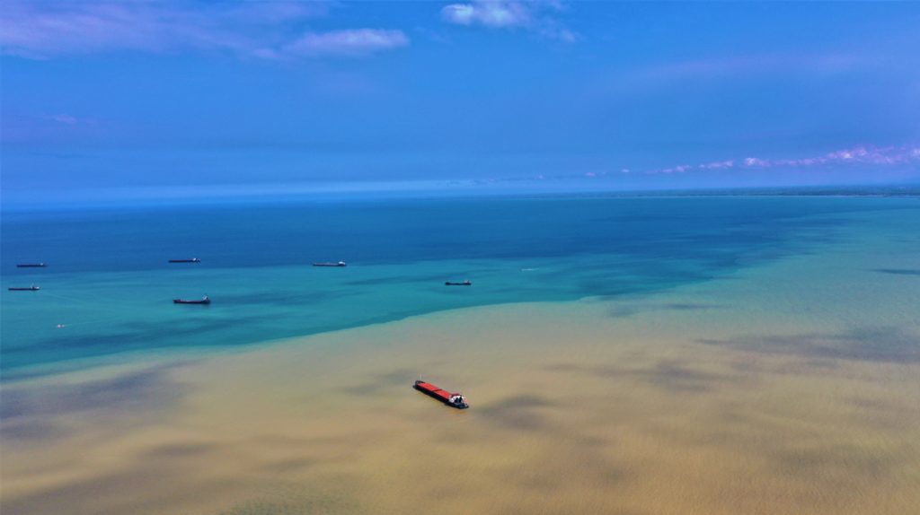 Nisan yağmurları Karadeniz’i kahverengiye boyadı