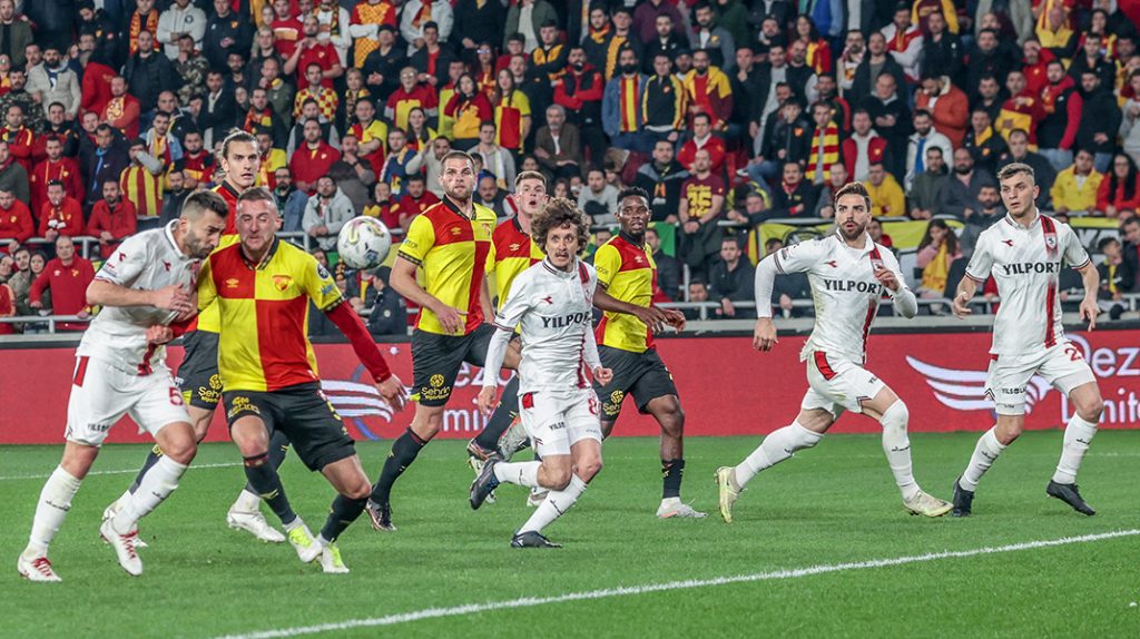 Samsunspor seriyi bozdu, şampiyonluk hesapları ertelendi