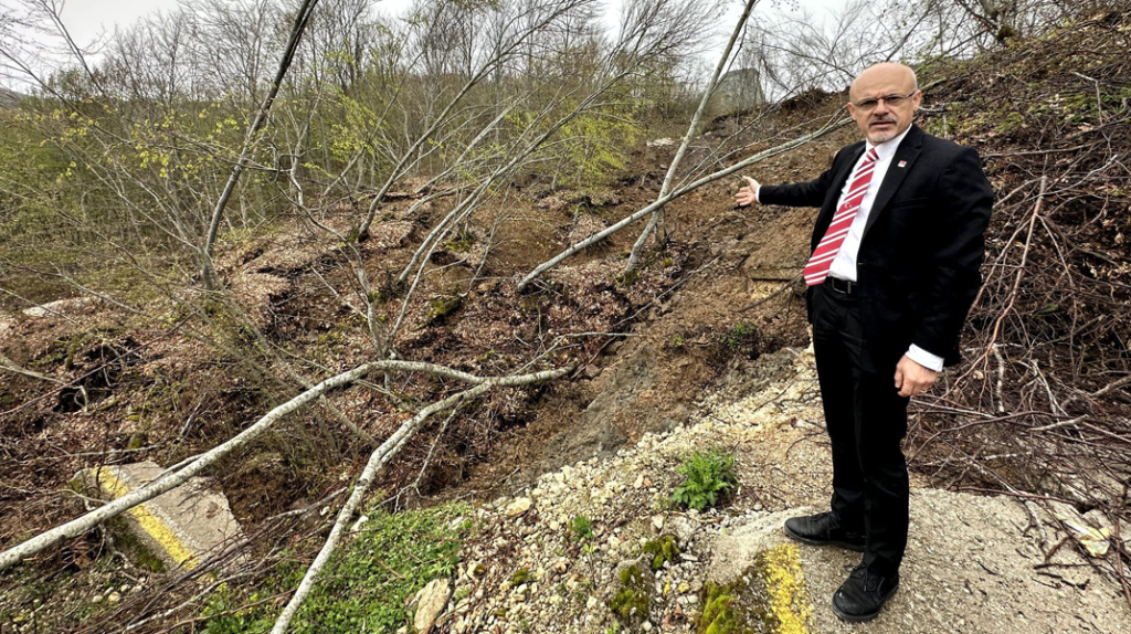 Mehmet Özdağ: “Köylerine yol isteyen muhtarlar, Mustafa Demir tarafından makamdan kovuldu”