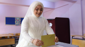 Samsun’da gelinlikle oy kullanmaya gitti