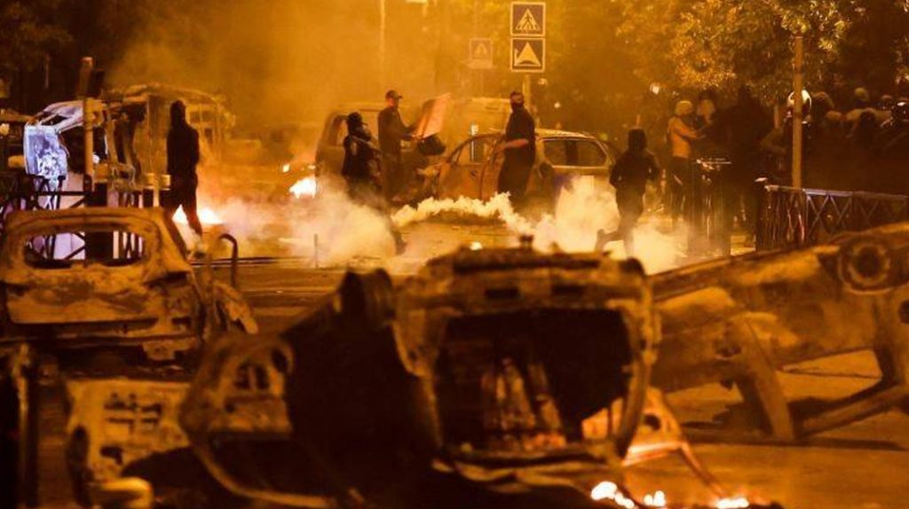 Fransa’da 17 yaşındaki gencin polis tarafından öldürülmesinin ardından başlayan protestolar büyüyor: 4 kentte sokağa çıkmak yasaklandı