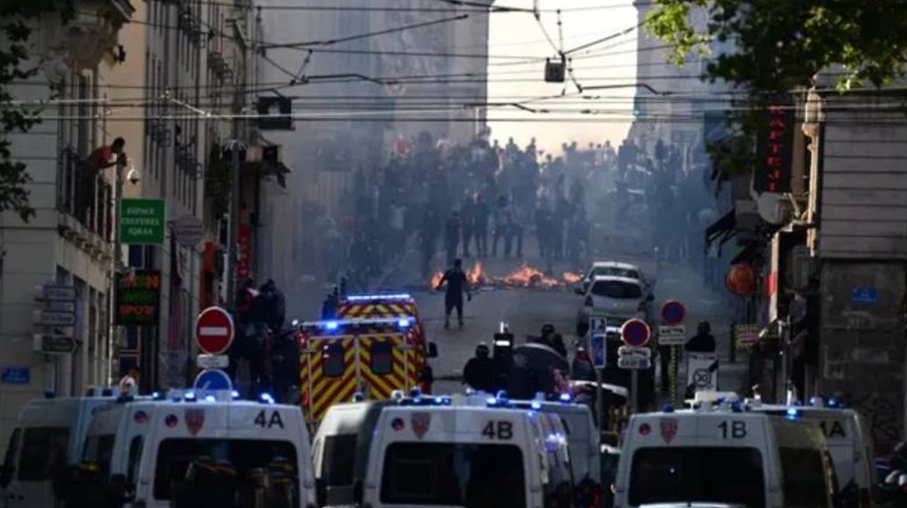 Fransa’da protestolarda bir gösterici polis tarafından öldürüldü
