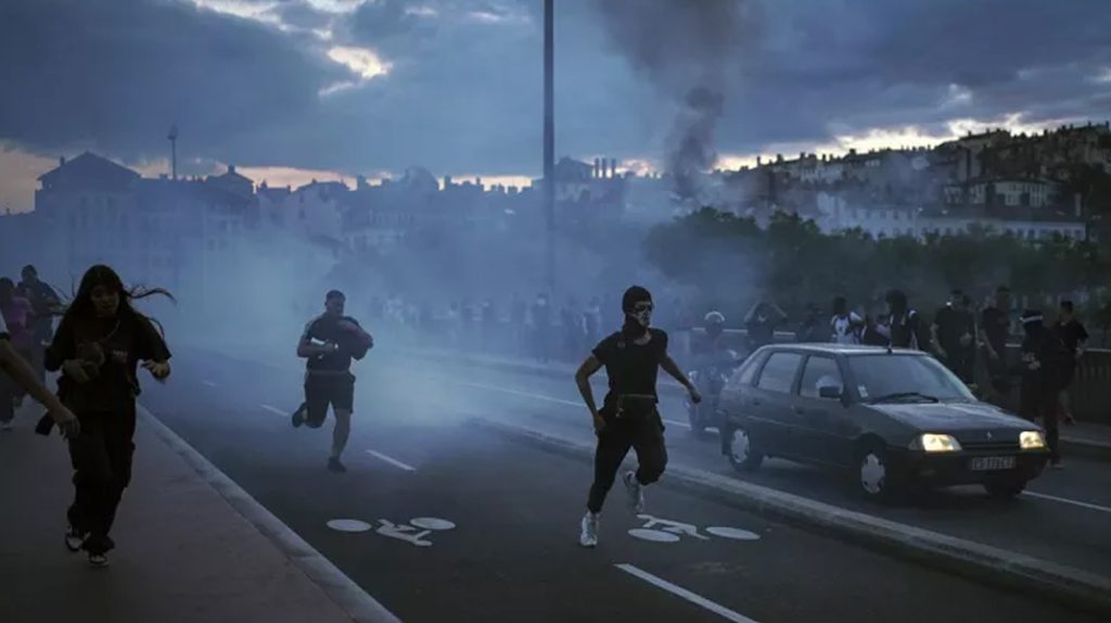 Fransa’da protestolar büyürken karşıt görüşlü gruplar da sokağa çıktı