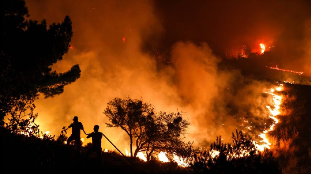 Çanakkale’de yangın sürüyor: 6 yerleşim yeri daha boşaltılıyor