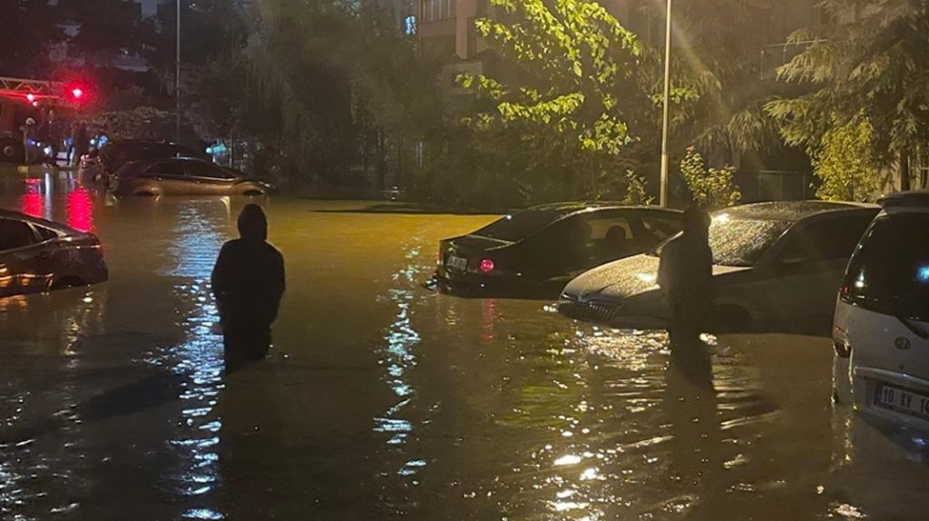 İstanbul’u sel vurdu: 2 ölü, 12 yaralı