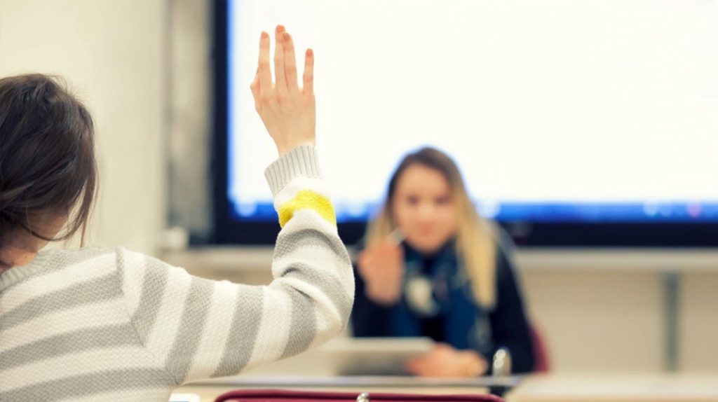 Açıköğretim öğrencilerinin öğrenim sürecinde formasyon almasının önü açılıyor